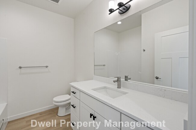 Building Photo - 4020 Dewey Rd