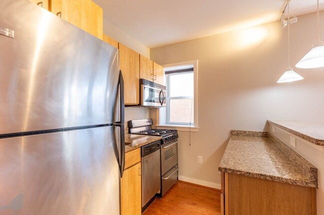 Foto del edificio - Bright One Bedroom Gem in Columbia Heights!