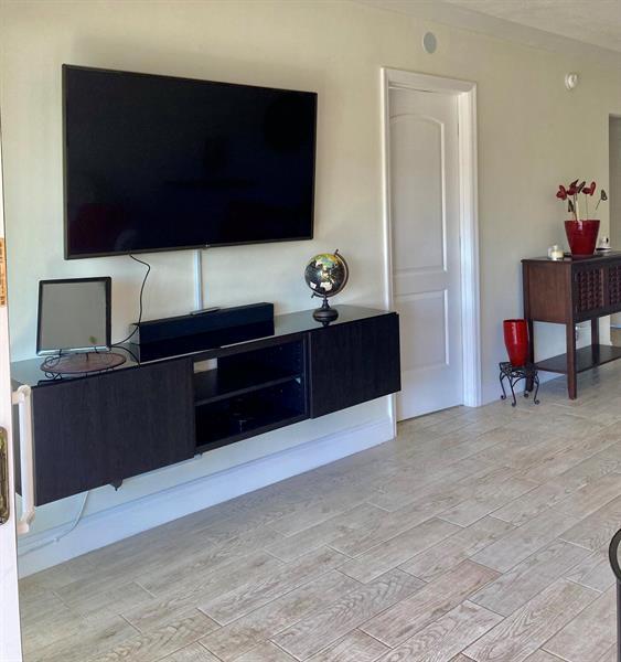 Building Photo - 912 Pine Dr