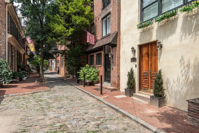 Building Photo - Fabulous Loft Style 2 Bed 2 Bath in the He...