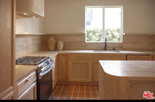 Foto del edificio - 817 N Orange Grove Ave