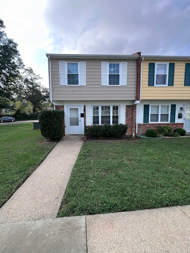 Building Photo - 300 Cedarwood Rd