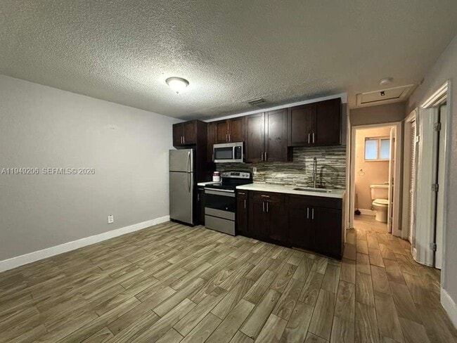 Foto del edificio - 647 NW 3rd Ave