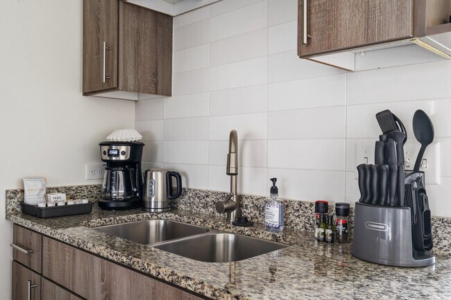 Foto del edificio - Midtown Studio for $1,120 – Walkable & Stylish