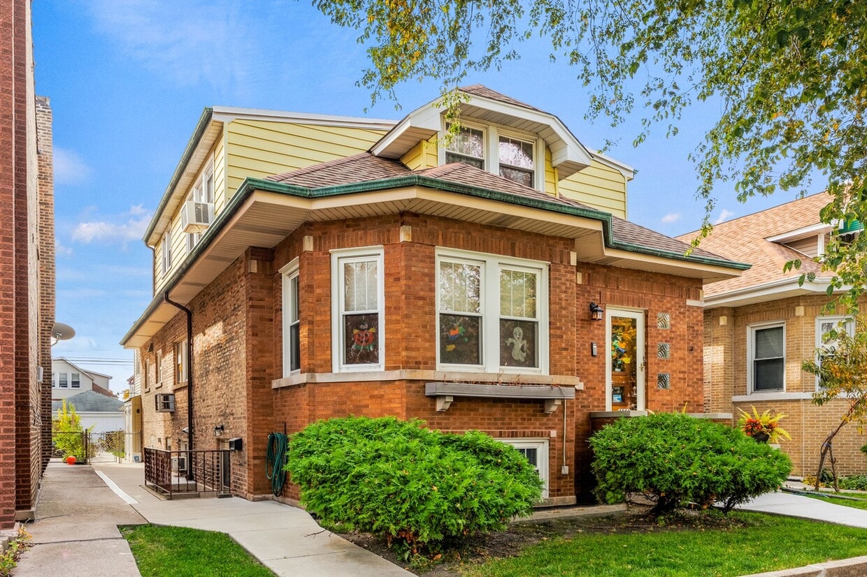 Front - 4937 W Schubert Ave