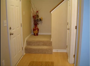 Building Photo - 25 Allenwood Ln