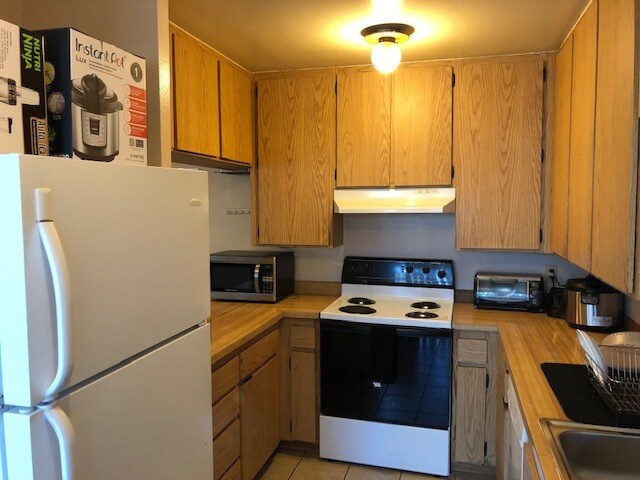 Electrical stove - 18531 Mayall St