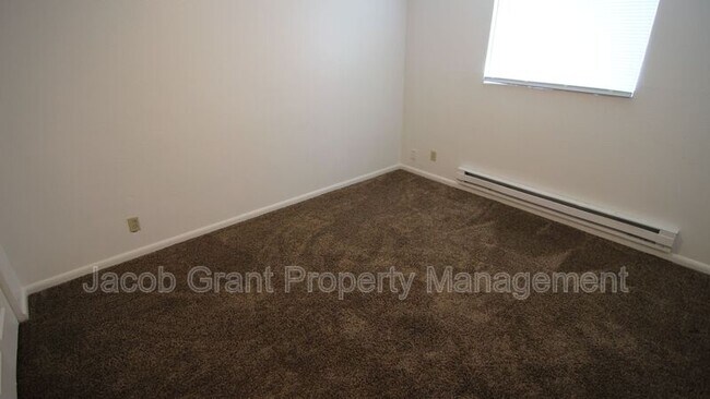 Building Photo - 1382 E Poplar St