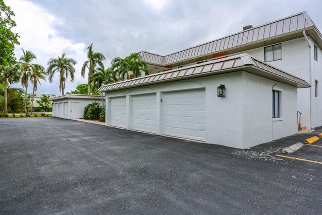 Building Photo - ***2BED/2BATH***SEASONAL***FURNISHED***CAR...