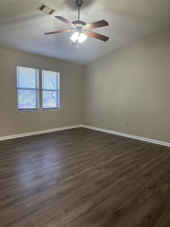 Foto del edificio - 1428 Central Ln