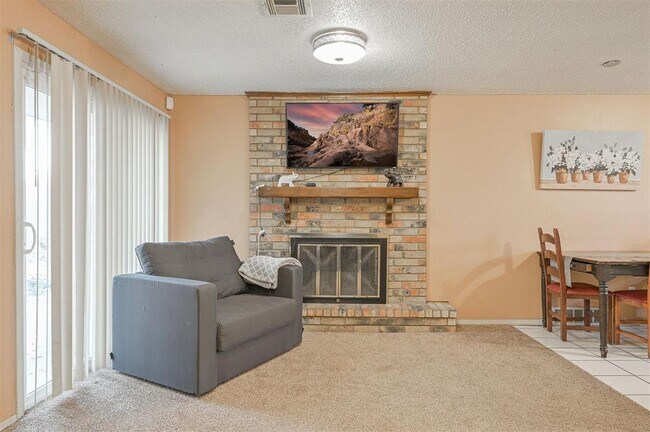 Building Photo - 1621 Kavel Dr