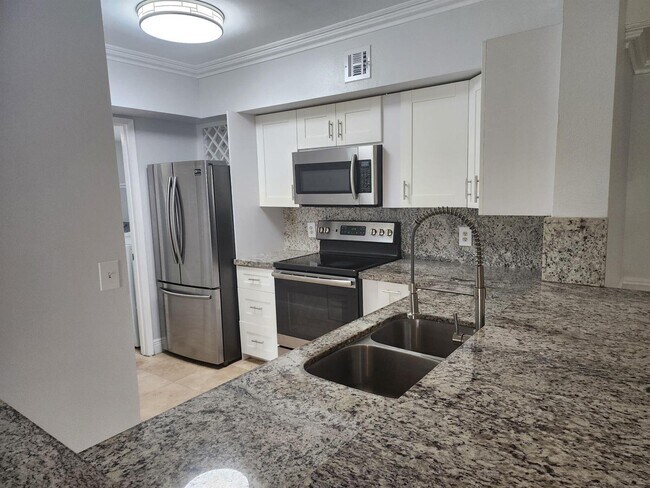Foto del edificio - 2494 Centergate Dr