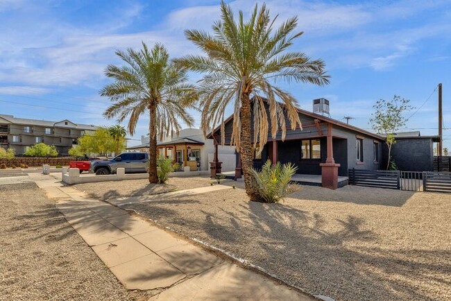 Foto del edificio - Brand new 3 bedroom renovation next to His...
