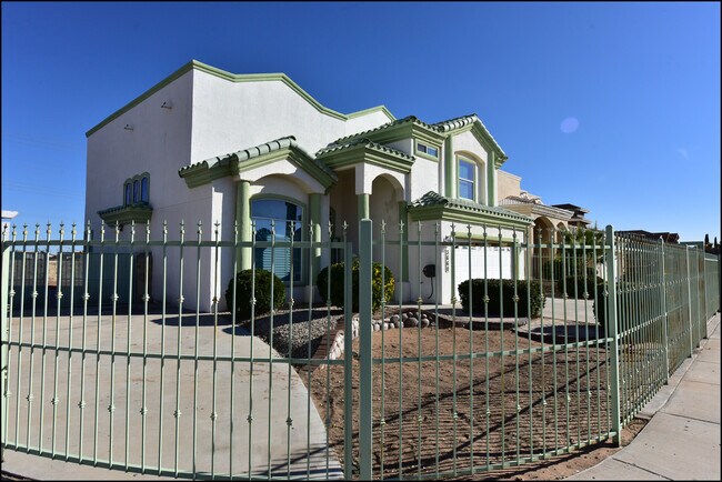 Building Photo - 3660 Tierra Inca Dr