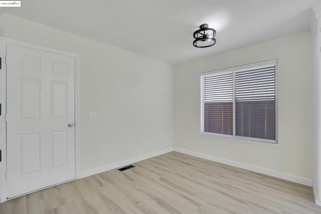 Building Photo - GREAT CUL DE SAC LOCATION IN PRIME TRACY N...