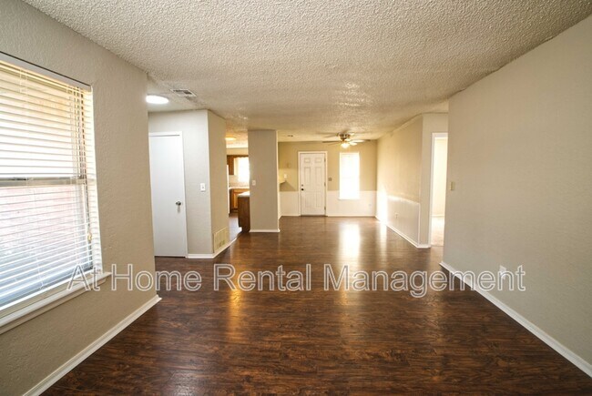 Foto del edificio - 742 W Commercial St