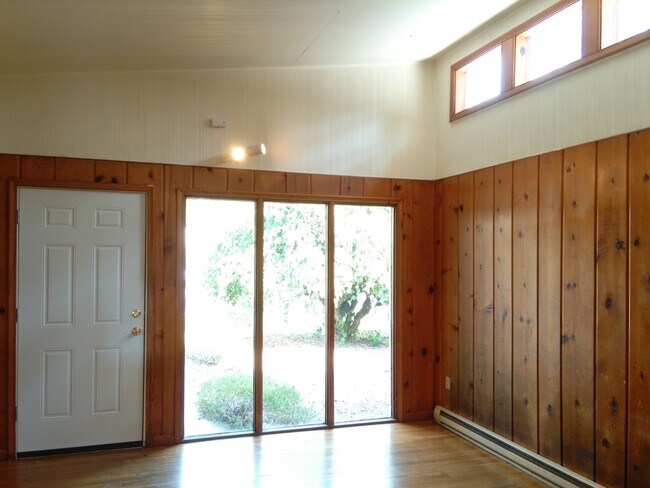 Building Photo - (597) 1700 NW Kings - 4 Bedroom / 2 Bath H...