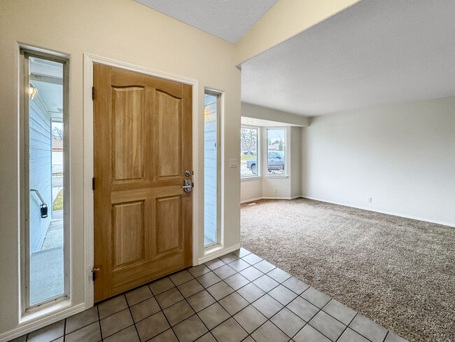 Building Photo - Spacious 3-Bedroom Home with 3-Car Garage, Fenced Yard & Easy Commute to Downtown Boise & BSU