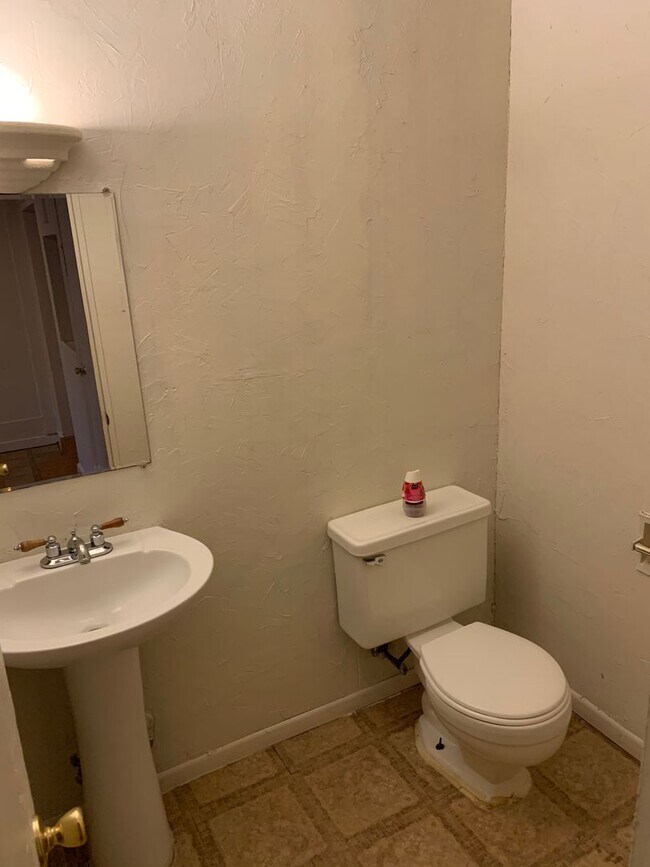 Building Photo - AVAILABLE NOW!!! Lovely 3 bedroom, 2 bathr...