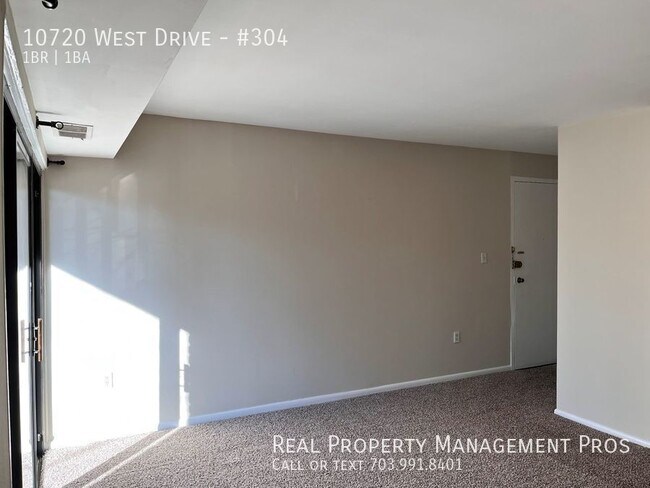 Building Photo - Spacious Condo- Great Fairfax City Location!