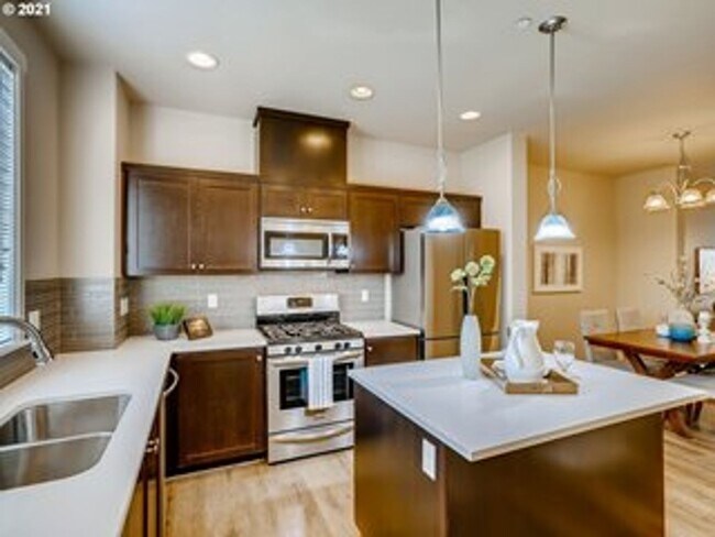 Foto del edificio - 2 Bedroom Condo with Bonus Room in Bethany!!!