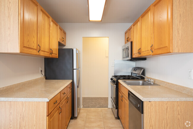 1 BR, 1 BA -806 FT2 - Pinewood Village