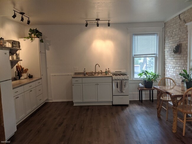 Building Photo - 1 br, 1 bath Triplex - 439 W Washington St...