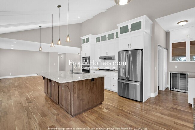 Foto del edificio - Newly Renovated 5 Bedroom Stunner in West ...