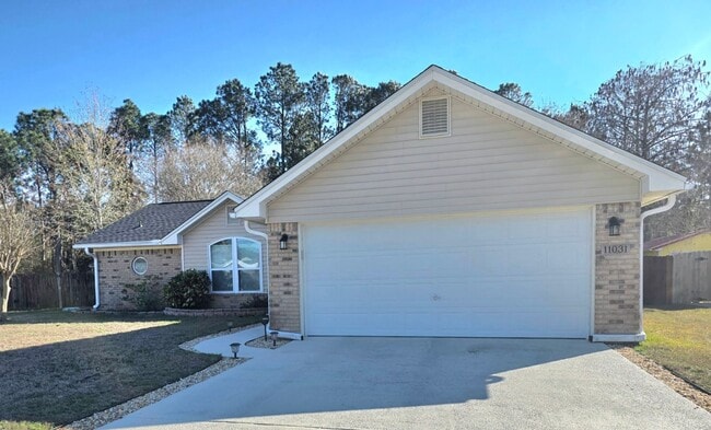 Building Photo - Inviting Woodridge Manor 3/2 Home with Fireplace and Fenced Yard