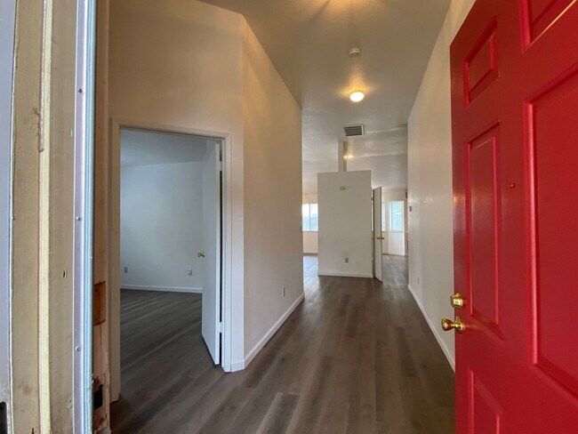 Foto del edificio - Three Bed, Two Bath Home with a Two Car Ga...