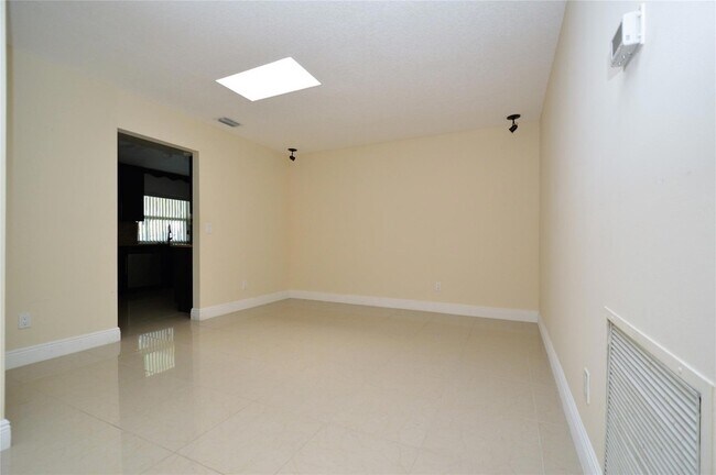 Foto del edificio - 8592 NW 7th St