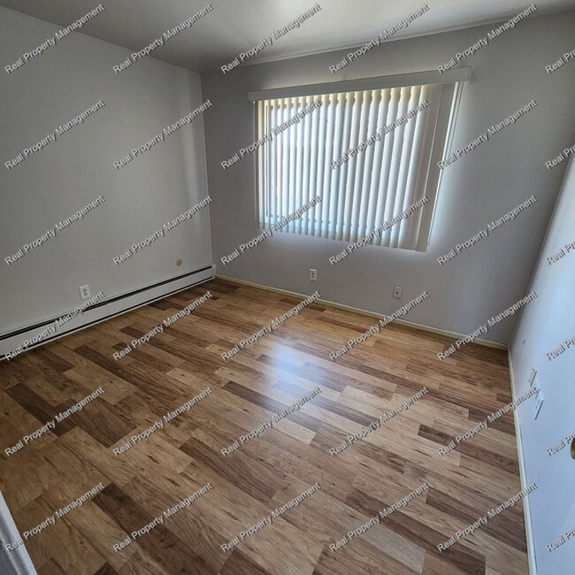 Building Photo - Clean 2 Bedroom 1 Bath Unit