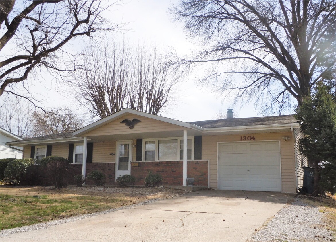 1304 Lexington Dr, Collinsville, IL 62234 House Rental in Collinsville, IL