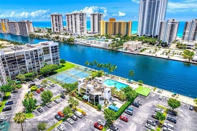Foto del edificio - 800 Parkview Dr