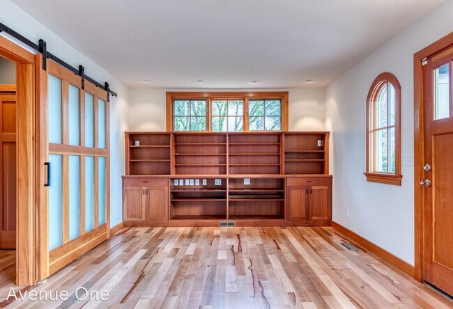 Foto del edificio - 3 br, 2 bath House - 9709 Lake Shore Blvd NE