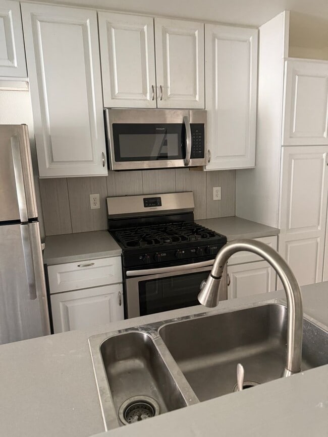 Building Photo - 2 Bed / 1 Bath Townhouse-Style Unit — Auburn Greens