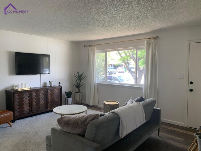 Building Photo - 2073 W Sheffield Manor