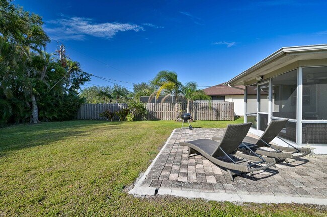 Building Photo - ** Charming Villa in Bonita Springs ~ Completely Renovated ~ Furnished ~ 1 Car Garage **