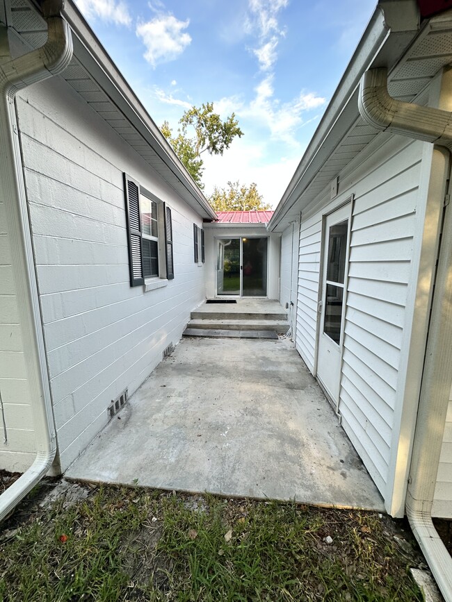 Building Photo - 1015 Clearview Ave