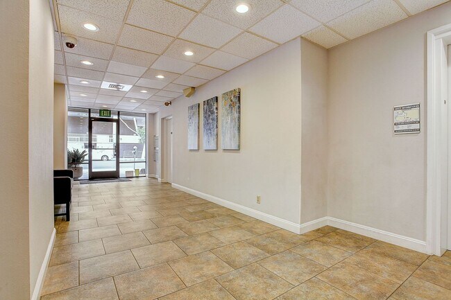 Building Photo - Jr. 1 BD w/Parking and Storage(Walking dis...