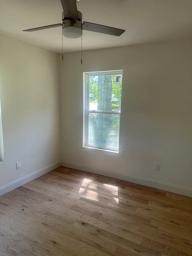 Foto del edificio - Room in House on Dixon Cir