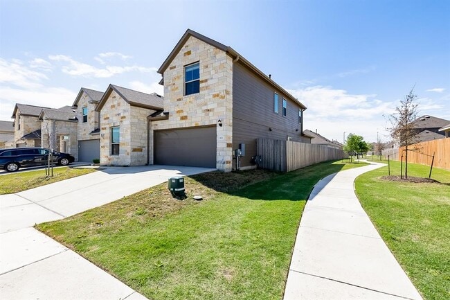 Building Photo - 821 Falkland Trace
