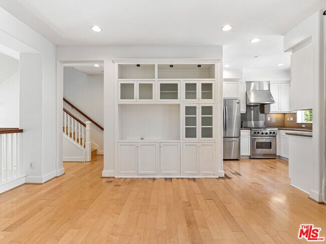 Building Photo - 5700 Seawalk Dr