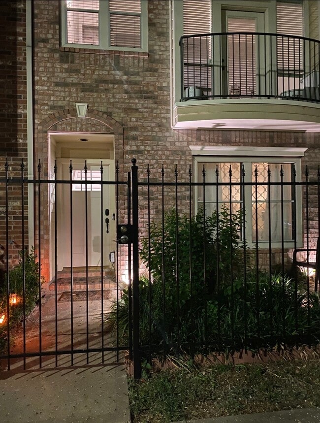 Building Photo - 1316 Tuam St