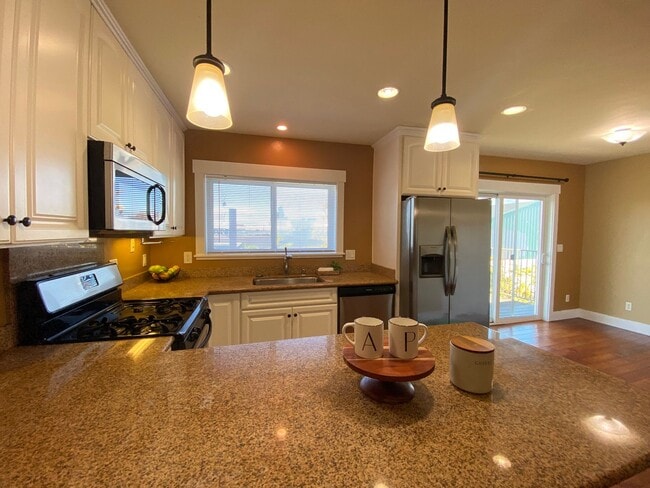 Building Photo - Advent- Top Floor Condo W/ In Unit Laundry...