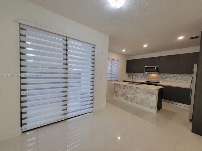 Foto del edificio - 492 SW 91st Pl