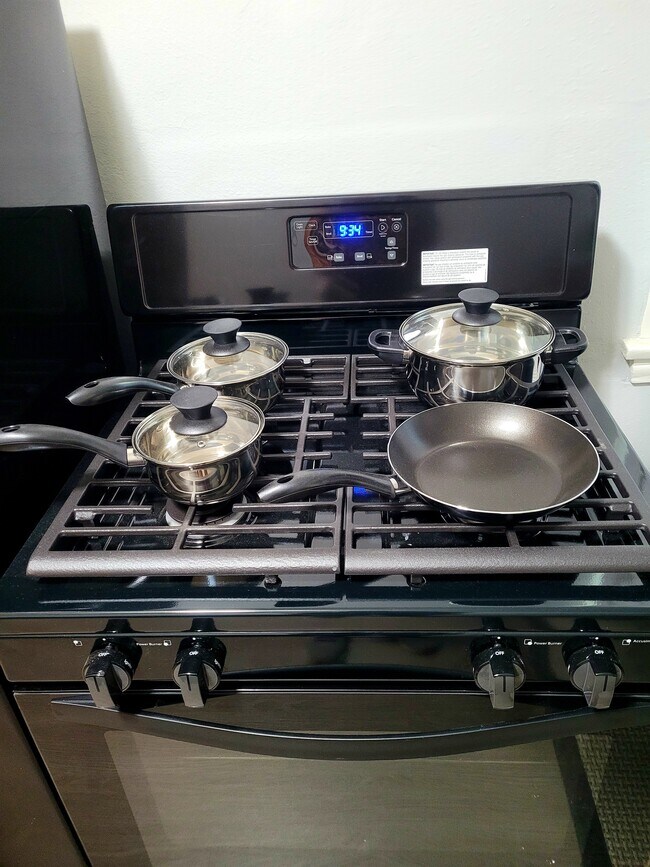 Nueva estufa y ollas y sartenes - 2315 W Victory Blvd