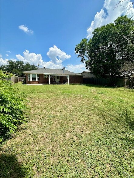 Foto del edificio - 6524 Blue Grass Dr