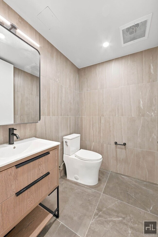 Foto del edificio - New-Construction 1BR with Island Kitchen & W/D