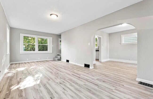 Building Photo - 2051 Thompson Ave